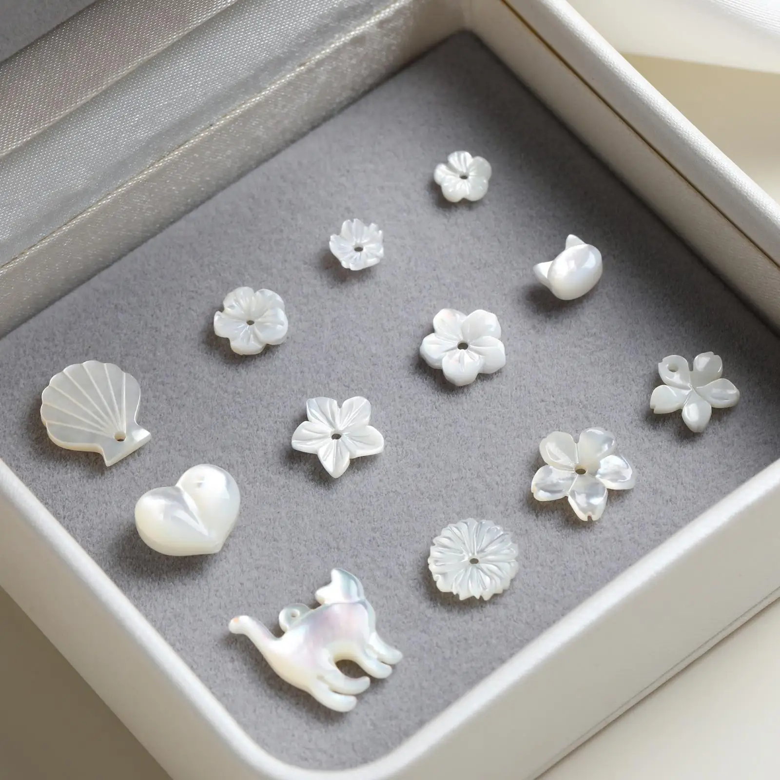 5 Stück/Set Natürliche Weiße Perlmutt-Muschelperlen in Geschnitzter Katzen- und Blumenform für Schmuckherstellung DIY Halskette Armband Zubehör – Detail 1