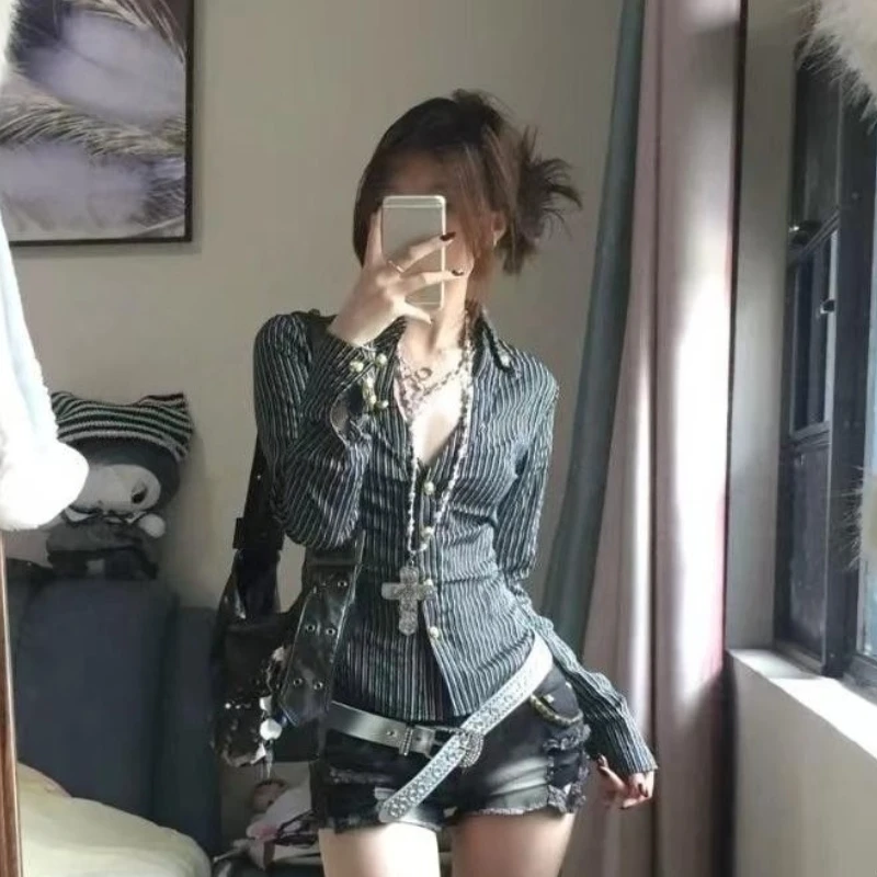 เสื้อเชิ้ตผู้หญิงแขนยาวลายทางสไตล์วินเทจอเมริกันยุค 2000 ทรงเข้ารูปเซ็กซี่ คอวี แฟชั่นเกาหลี Y2K เสื้อยืดลำลองสไตล์ฮาราจูกุ