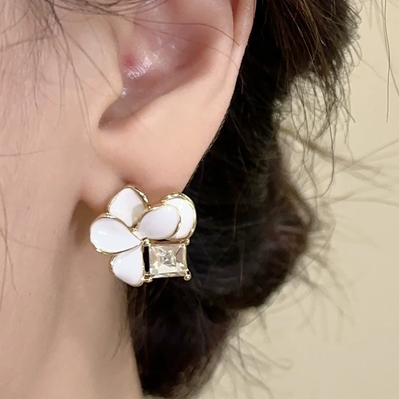 White Green Enamel Oil Flower Earrings for Women Square Rhinestones Blooming Gardenia Flowers Stud Earrings Girls Sweet Jewelry