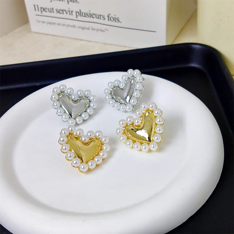 Simple Temperament Imitation Pearls Love Heart Stud Earrings for Women Fashion Gold Color Metal Earrings Wedding Jewelry Gift