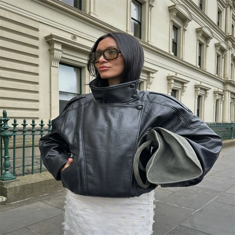 Nowa kolekcja Jesień/Zima 2025: Elegancka i stylowa kurtka z imitacji skóry o fakturze liczi, popularna w modzie ulicznej.