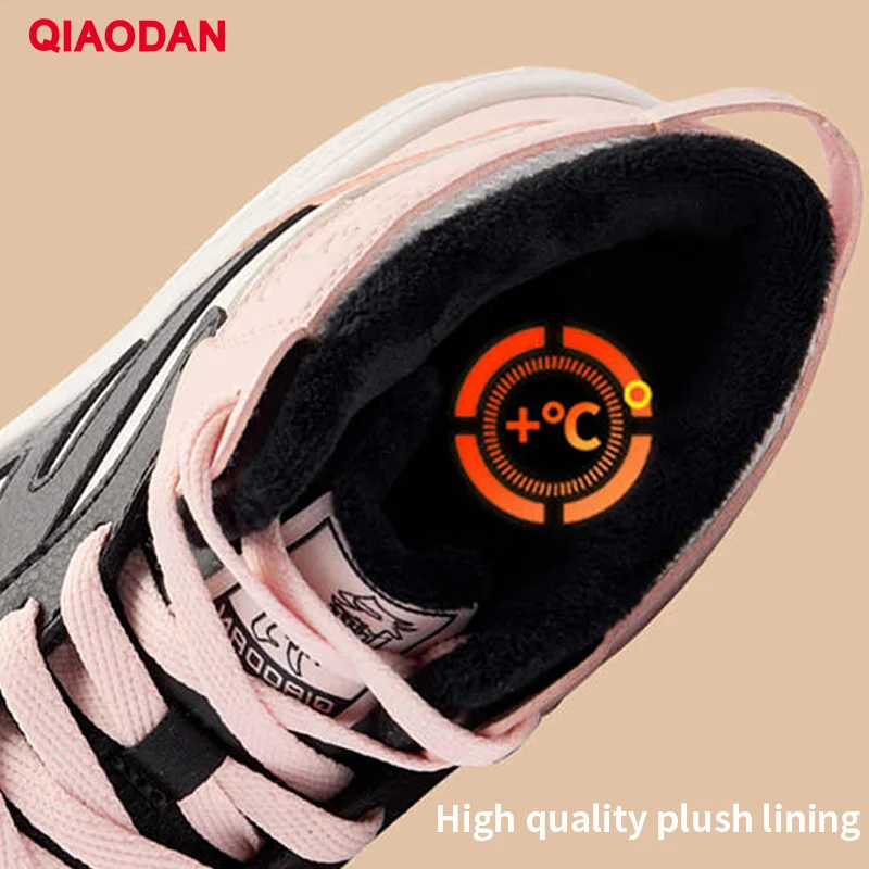 QIAODAN Frau Baumwolle Skateboard Schuhe 2025, Winter Casual Schuhe High-top Leder Spleißen Rutschfeste Warme Turnschuhe QXL052244522B