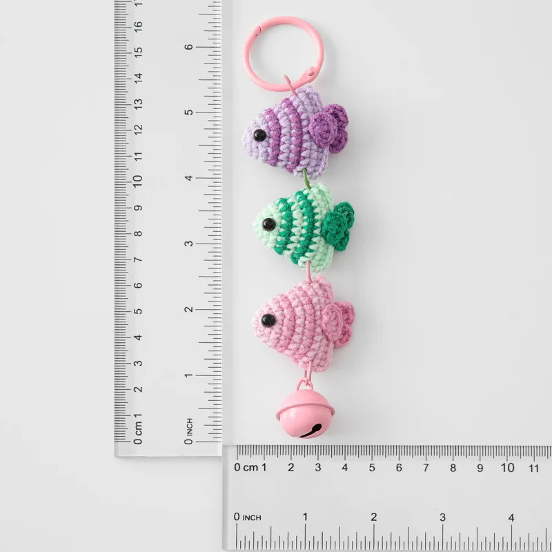 Bunte gehäkelte Fisch-Anhänger, niedliches gestricktes Tier, Auto, Spiegel, Hängedekoration, schöne handgewebte Anhänger, Tasche, Dekor, Geschenk – Detail 1