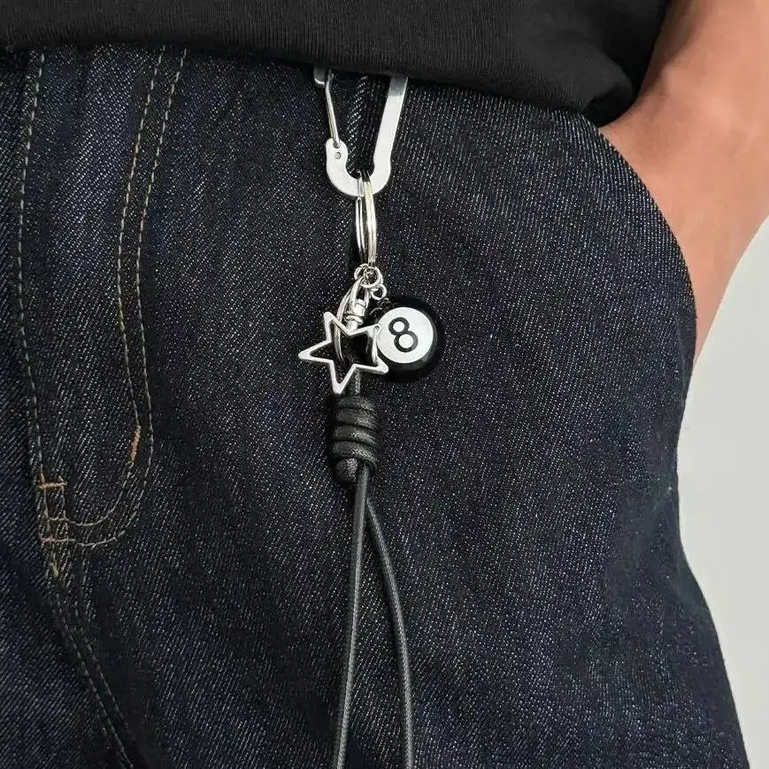 Salircon Kreativer Acryl-Schlüsselanhänger in Schwarz Nr. 8 Billard-Motiv, Trendiger Karabiner-Taillenkettenanhänger, Schlüsselring-Zubehör, Geschenke