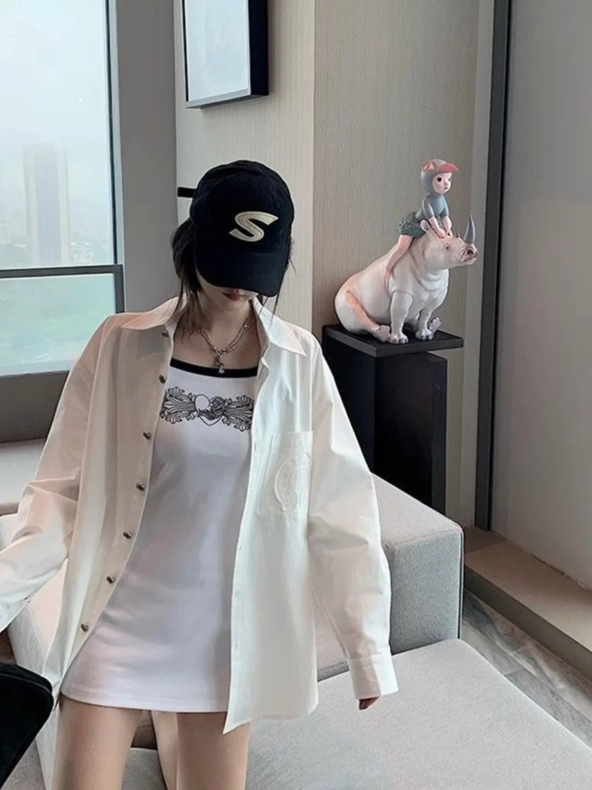 เสื้อผ้าผู้หญิงสไตล์อเมริกัน ลายปัก ดีไซน์บางเบา สำหรับฤดูใบไม้ผลิ 2024 ทรงหลวม สบายๆ ใส่ได้หลายโอกาส แขนยาว คอปก