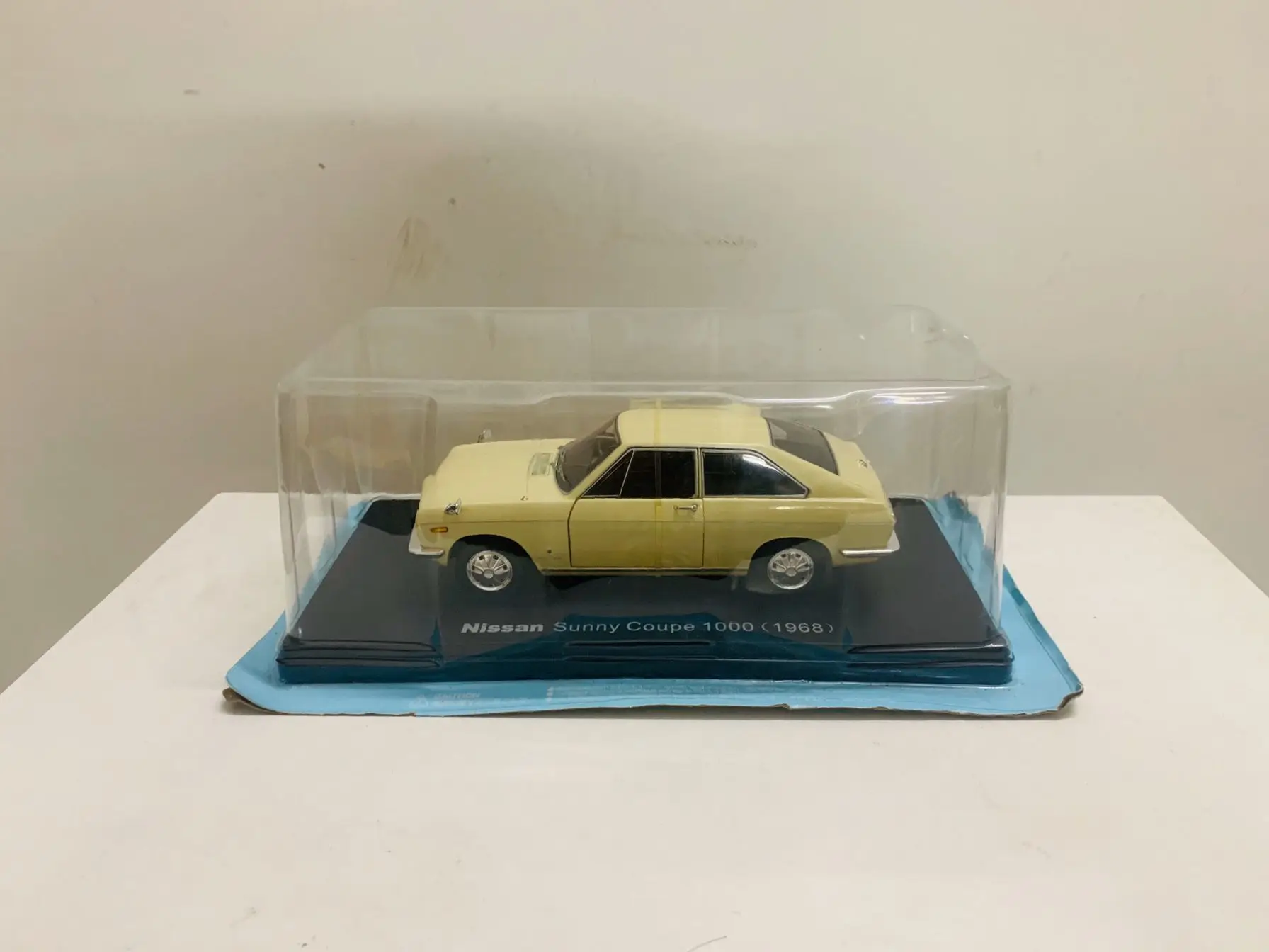 1:24 Scale Die-Cast Model Car Sunny Coupe 1000 1968 2 Door Open New