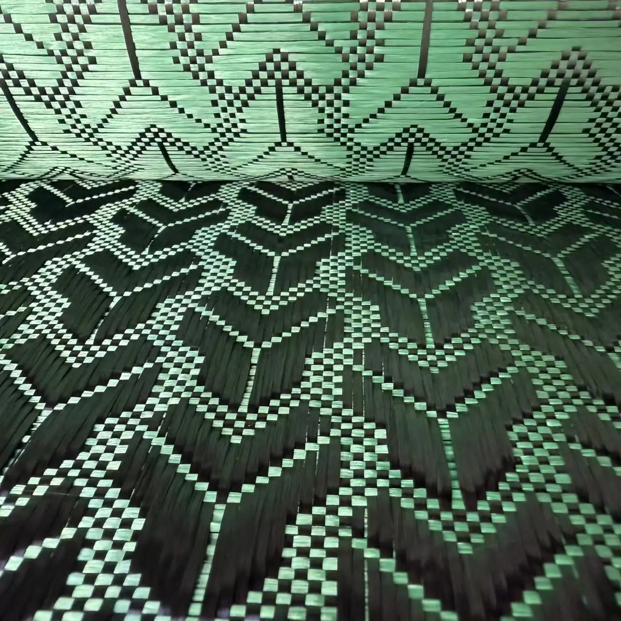 

3k 240gsm real Mixed carbon fiber, triangular pattern 1m/40" wide 100cm*100cm/100cm*150cm，Roll up and ship for DIY decoration