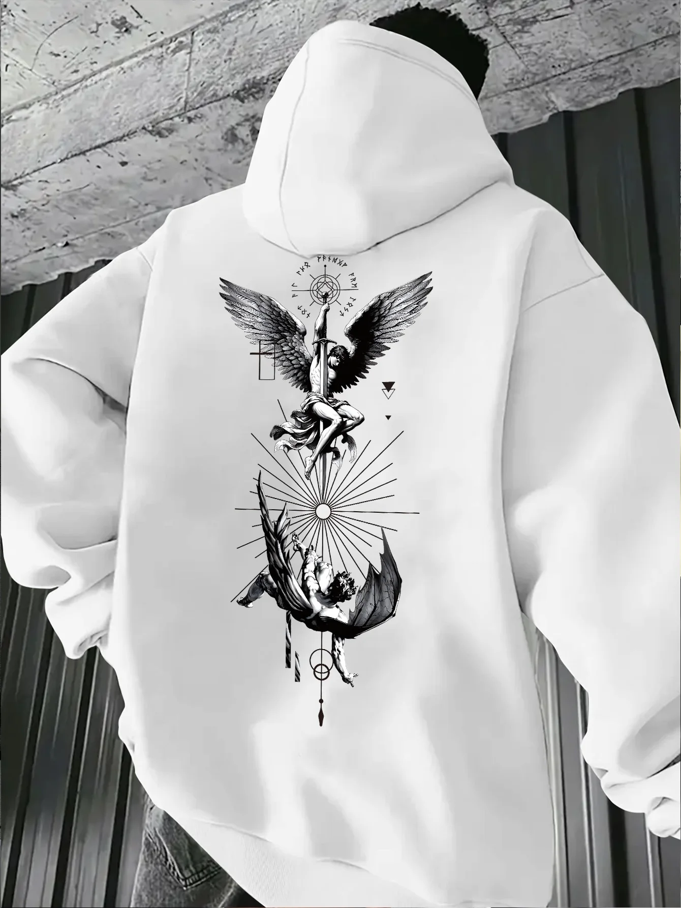 Herren-Hoodie mit Engel- und Dämonen-Kampfdruck, religiöse Mythologie-Grafik, locker geschnittener, übergroßer, dunkler Streetwear-Pullover – Detail 5