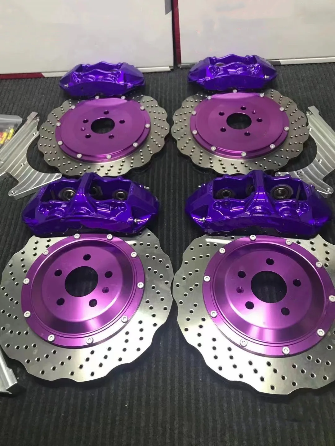 High quality GT4 brake kit, equipped with 355-380mm brake discs, suitable for Ford Mustang, Tesla S Audi A4/A5/A6/Q3/Q5, BMW 18R