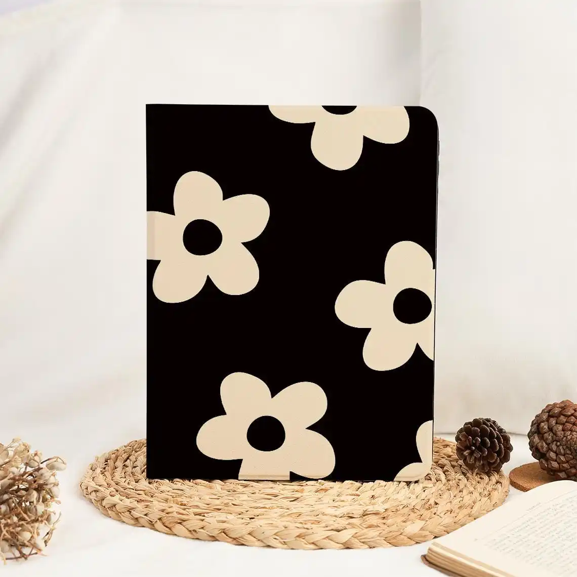 

Black&White Flower Floral iPad Case for Apple iPad 9.7" 10.2" 10.5" 11 inch iPad Air 6 5 4 iPad Mini 7/6/5 iPad Pro 2022 2021