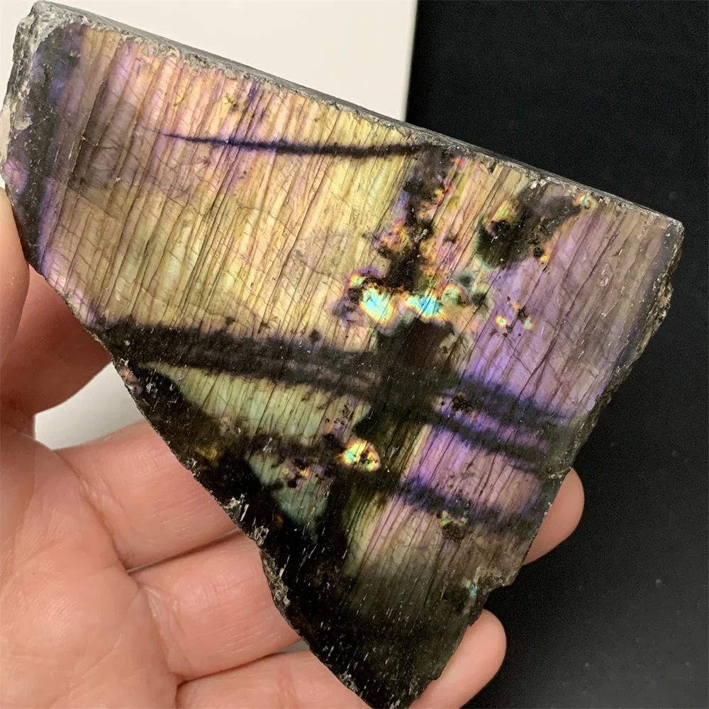 

Натуральные образцы лабрадорита: фиолетово-желтые, с гладкой поверхностью, необработанные; оранжевый лабрадорит для украшений; бусины из голубого лабрадорита.