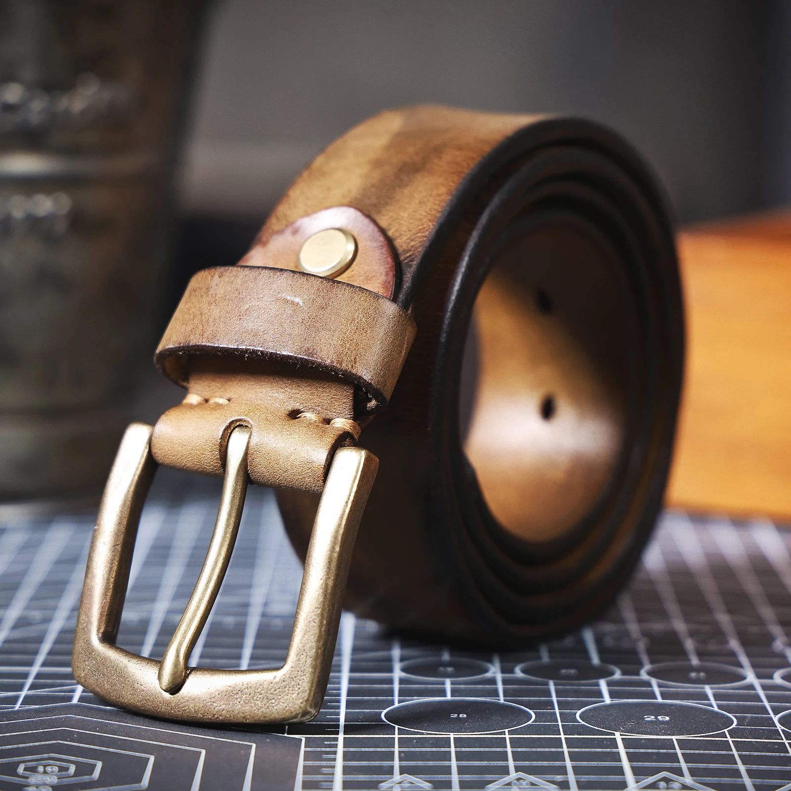 S.WORKER Klassischer dicker Herrengürtel aus echtem Leder, Messing-Dornschließe, vollnarbiges Rindsleder, Vintage-Freizeitgürtel für Jeans, mit Geschenkbox – Detail 20