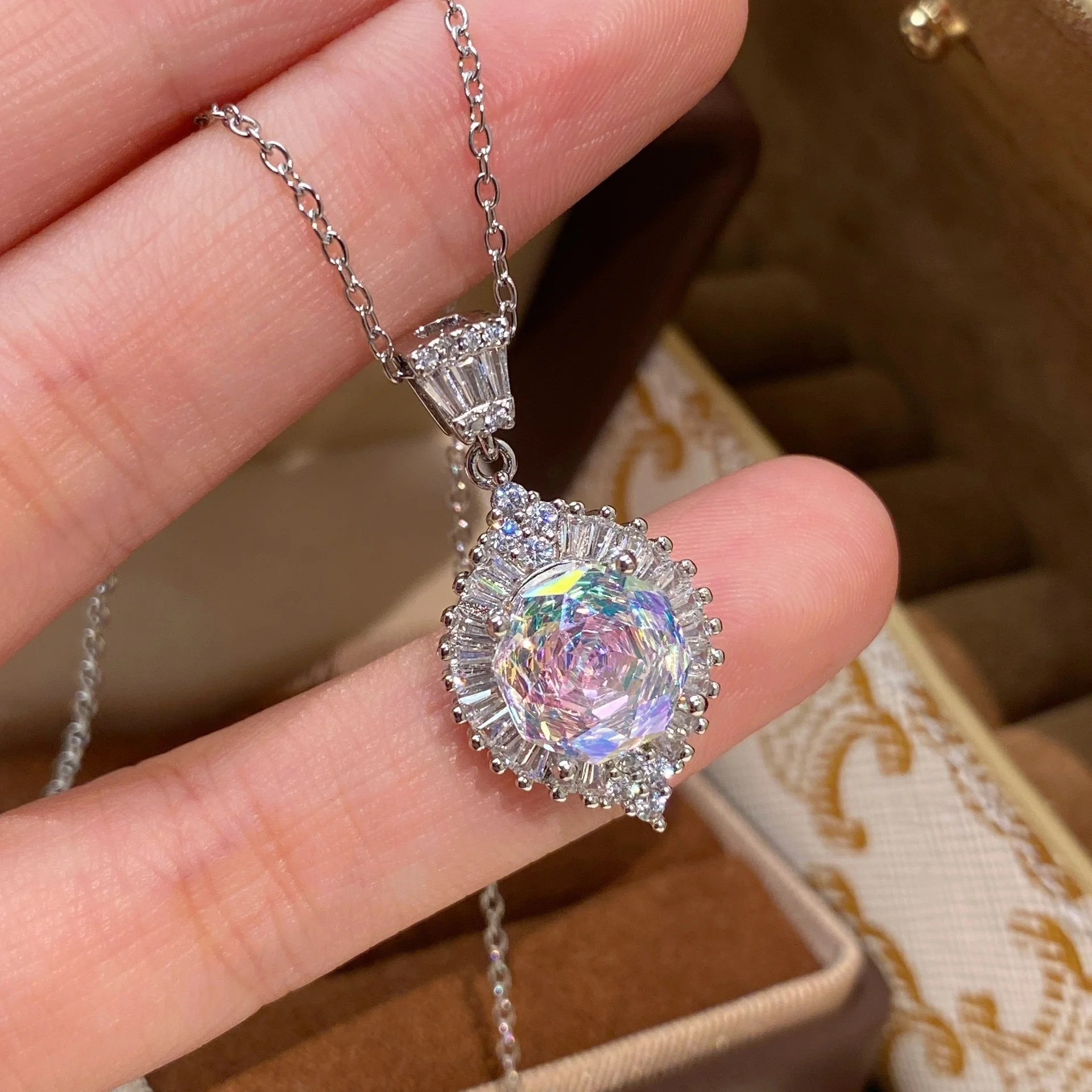 925 Sterling Silber Luxuriöser Moderner Achteckiger Millennium-Rosenschliff Eisdiamant-Anhänger mit Vollbesatz Schlüsselbeinkette für Damen – Detail 9