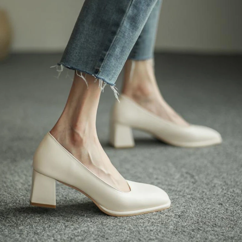 Letnie obuwie damskie na wysokim obcasie dla kobiet 2024 Square Toe Pumps Moccasins Office on Heeled White Casual Slip Non Spring