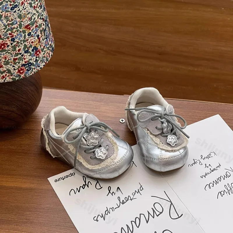 الفتيات عارضة أحذية الخريف جديد الأطفال في الهواء الطلق عدم الانزلاق أحذية مشي مريحة خفيفة الوزن لينة وحيد أزياء من الدانتل يصل أحذية رياضية