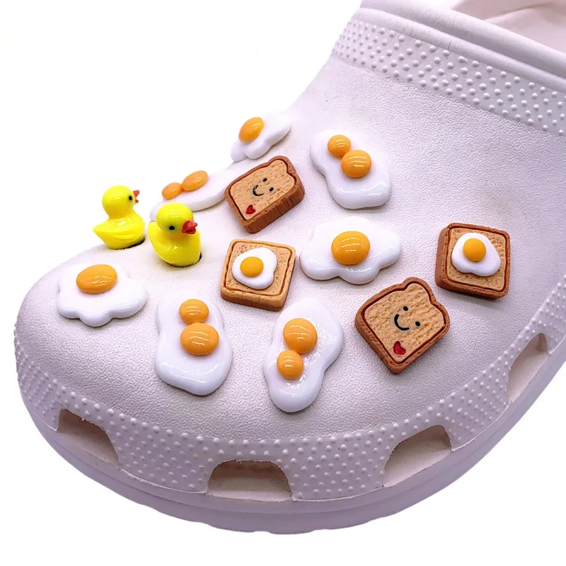 Schuhanhänger aus Hartharz im Lebensmittelstil, Dekorationen, Toast, pochiertes Ei, Schuhschnalle, Zubehör, doppelt gewogene Eier, Verstopfungsabzeichen, Clips, Pin – Detail 1