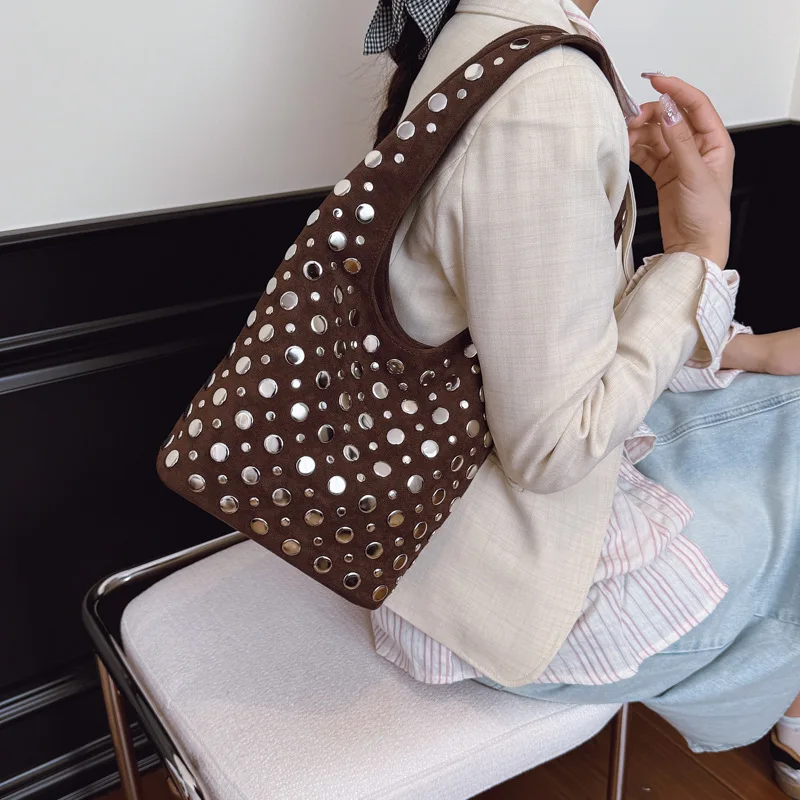 

Сумка через плечо с шипами в стиле рок, винтажная сумка через плечо в стиле гранж для женщин, готическая альтернатива, эстетичная сумка подмышками, острая повседневная сумка ​