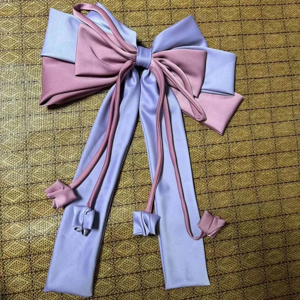 مشبك شعر على شكل فيونكة كبيرة الحجم مصنوع من خليط معدني بألوان متباينة وغطاء للرأس مطبوع عليه شريط من الساتان مكون من 4 طبقات لإكسسوارات شعر عيد الميلاد للفتيات