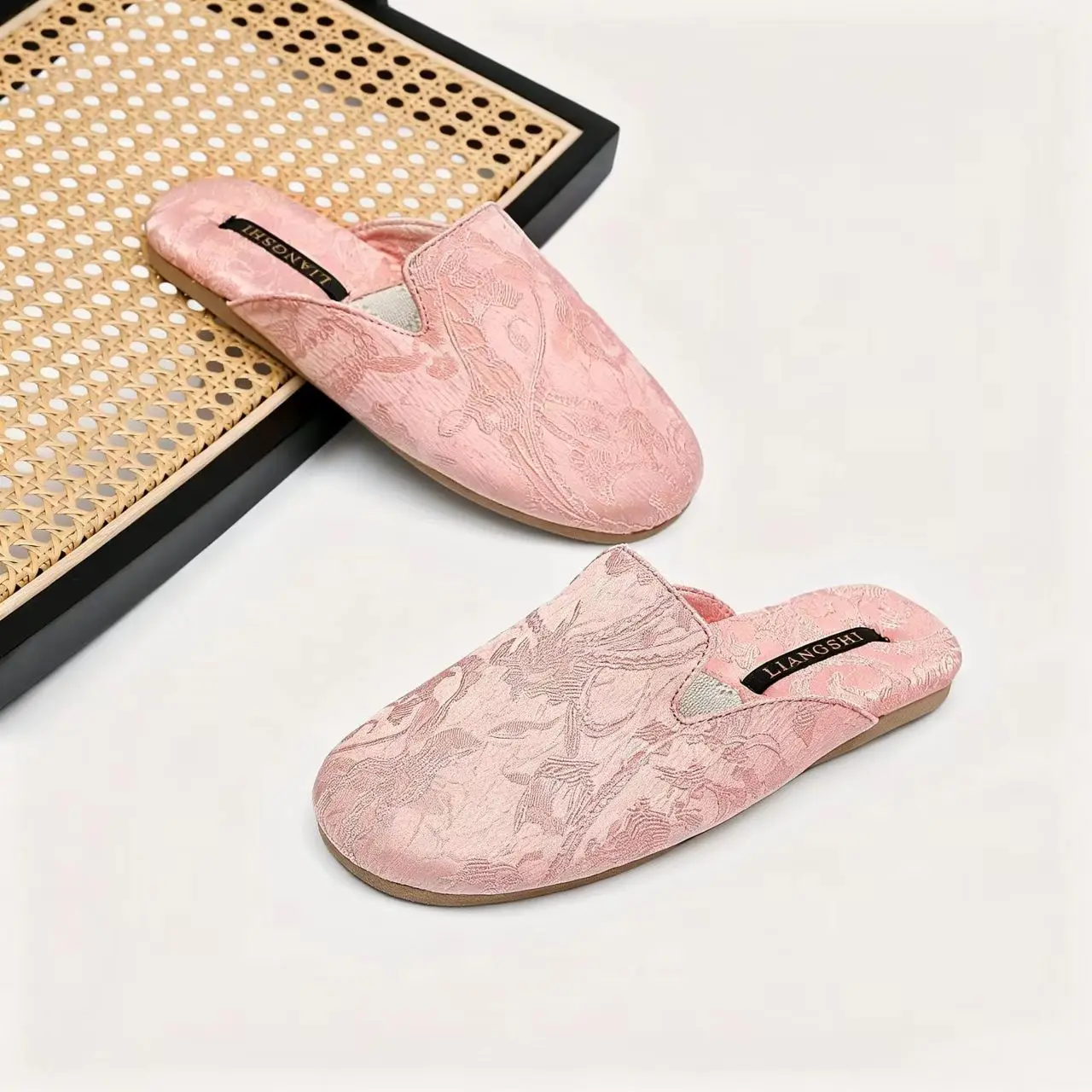 

Women High Quality Baotou Cloth Slippers Four Seasons New Soft sole Lightweight Non Slip Home Slippers Floor Silent Slippers