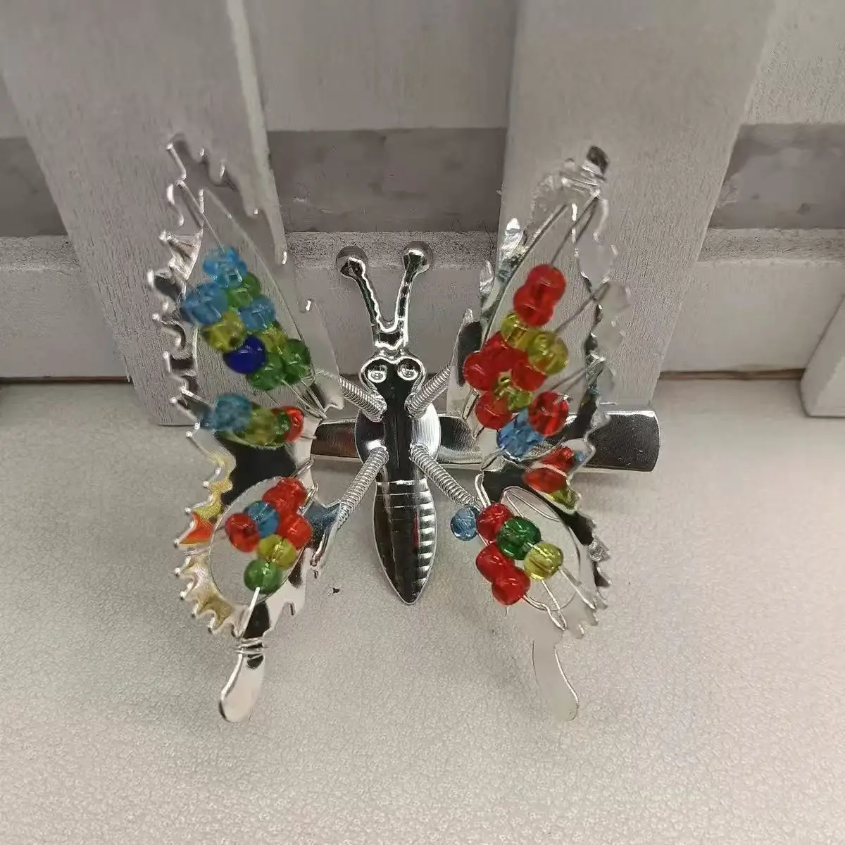Shaking Wing Butterfly Hair Barrettes, Color Beaded Butterfly Hair Clip, Fashion Ornament for Women Girls view 3