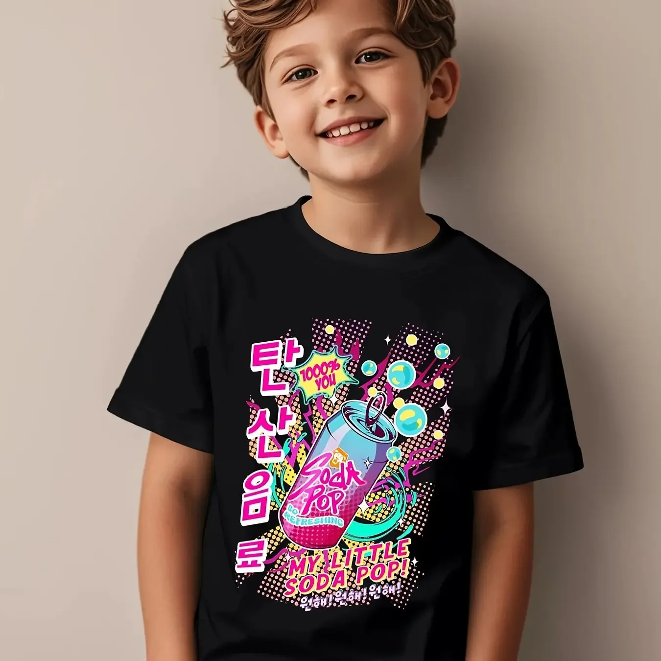 تي شيرت K-Pop للأطفال - شعار ومصور أعضاء مستوحى من مجموعة الموسيقى الكورية، أسود مع طباعة وجه مميزة باللون الوردي والأزرق #3