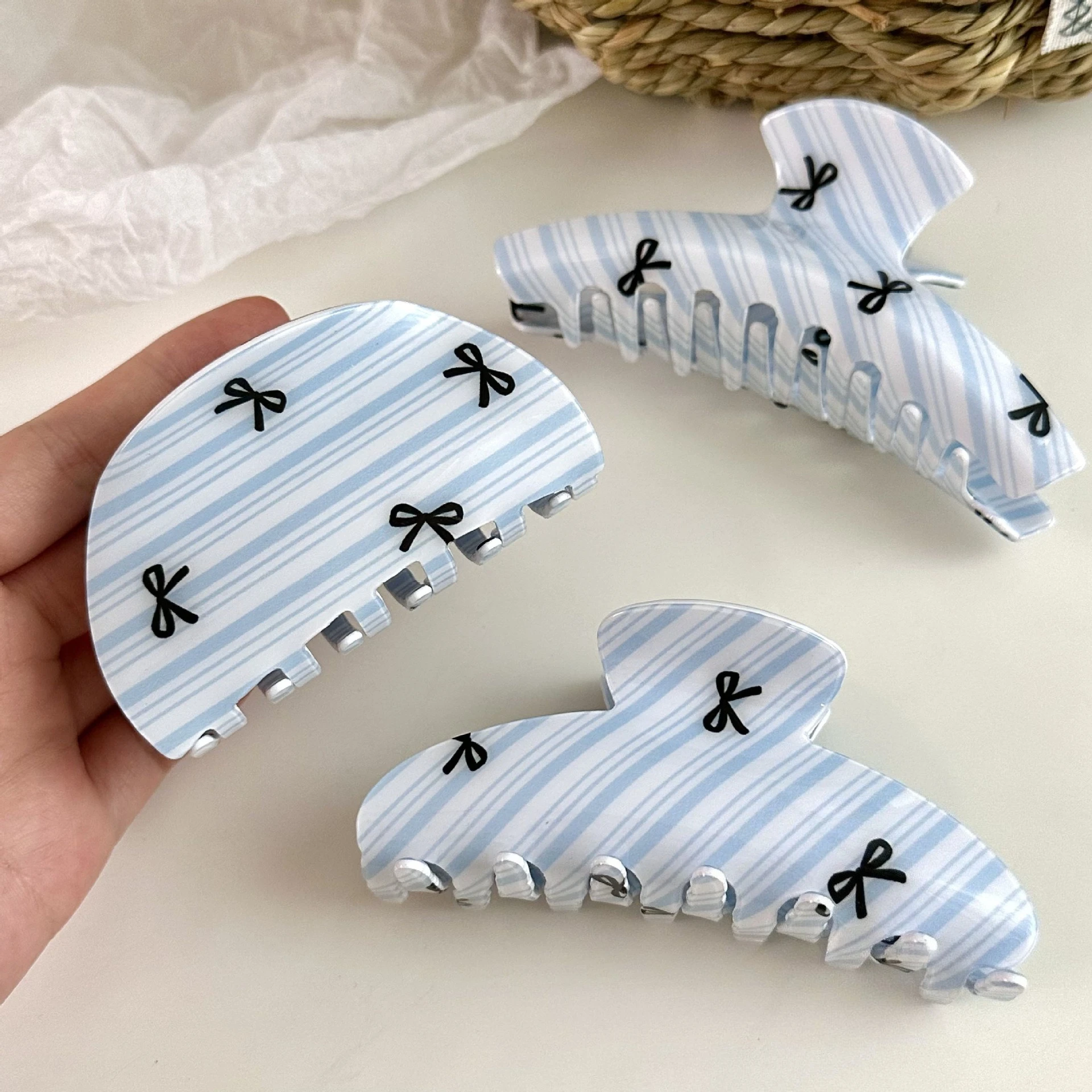 NEUE Blau Weiß Gestreifte Schleife Druck Haar Klaue 11CM Große Acryl Klaue Clips INS Trendy Haar Clips für Frauen mädchen Haar Zubehör