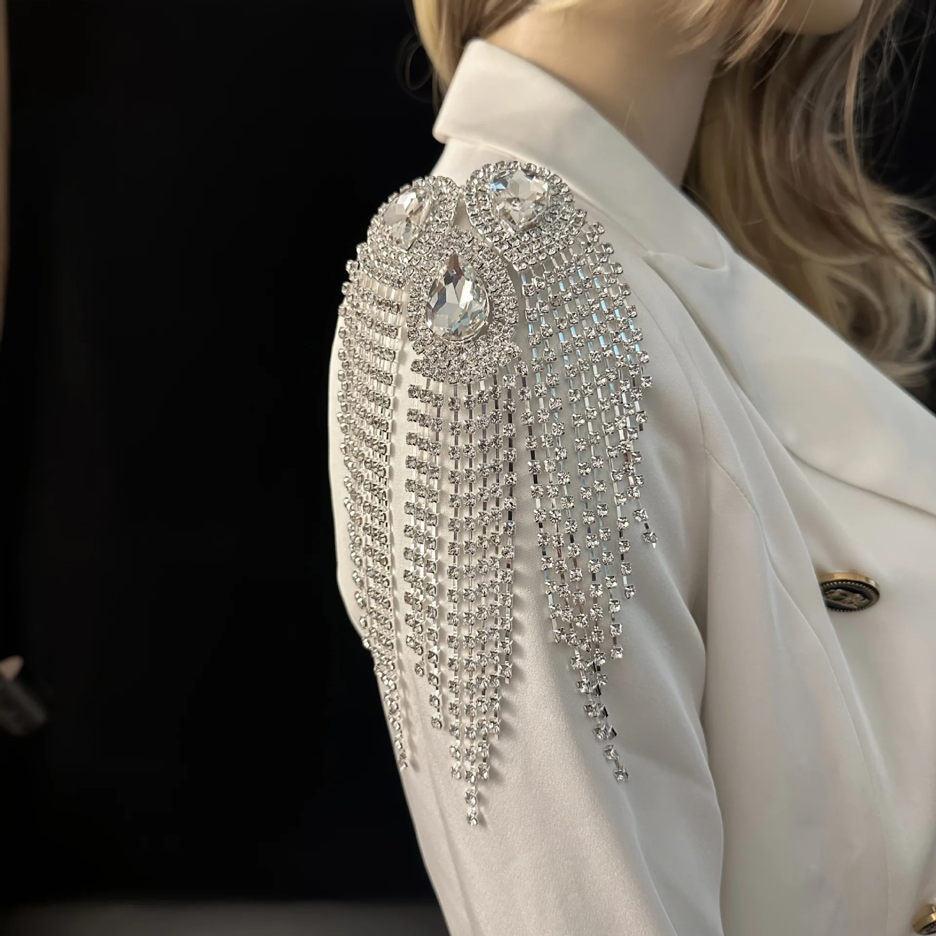 Duży rozmiar, broszka z frędzl – Body Jewelry Diamond recenzja i cena