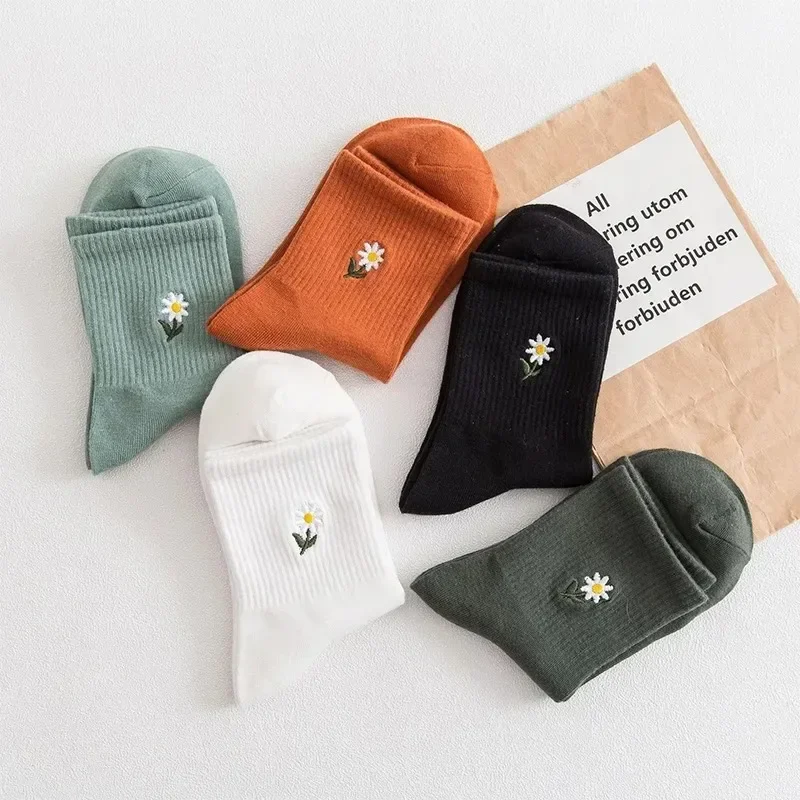 1Pair Creative Flower Cotton Socks Lovely Candy Color Daisy Floral Embroidery Breathable Casual Socks Sweet Cute Sport Soxs