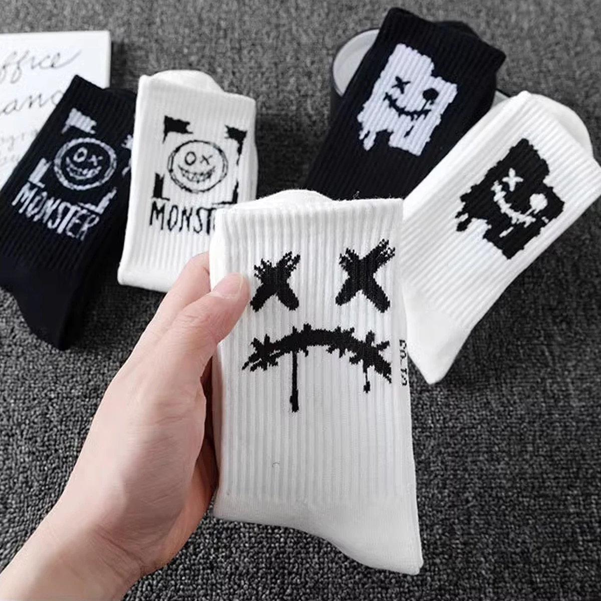 5pairs Men\'s Black And White Letter Cartoon Bear Trendy And Versatile Mid-Calf Sweat-Absorbent Crew Socks