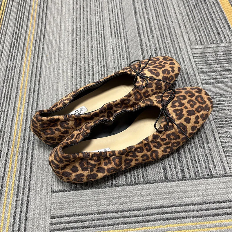 Neu in der Mode: Weiche Damen-Ballerinas mit flachem Absatz, lässige, flache Damenschuhe zum Hineinschlüpfen, mit Schmetterlingsknoten. – Detail 22