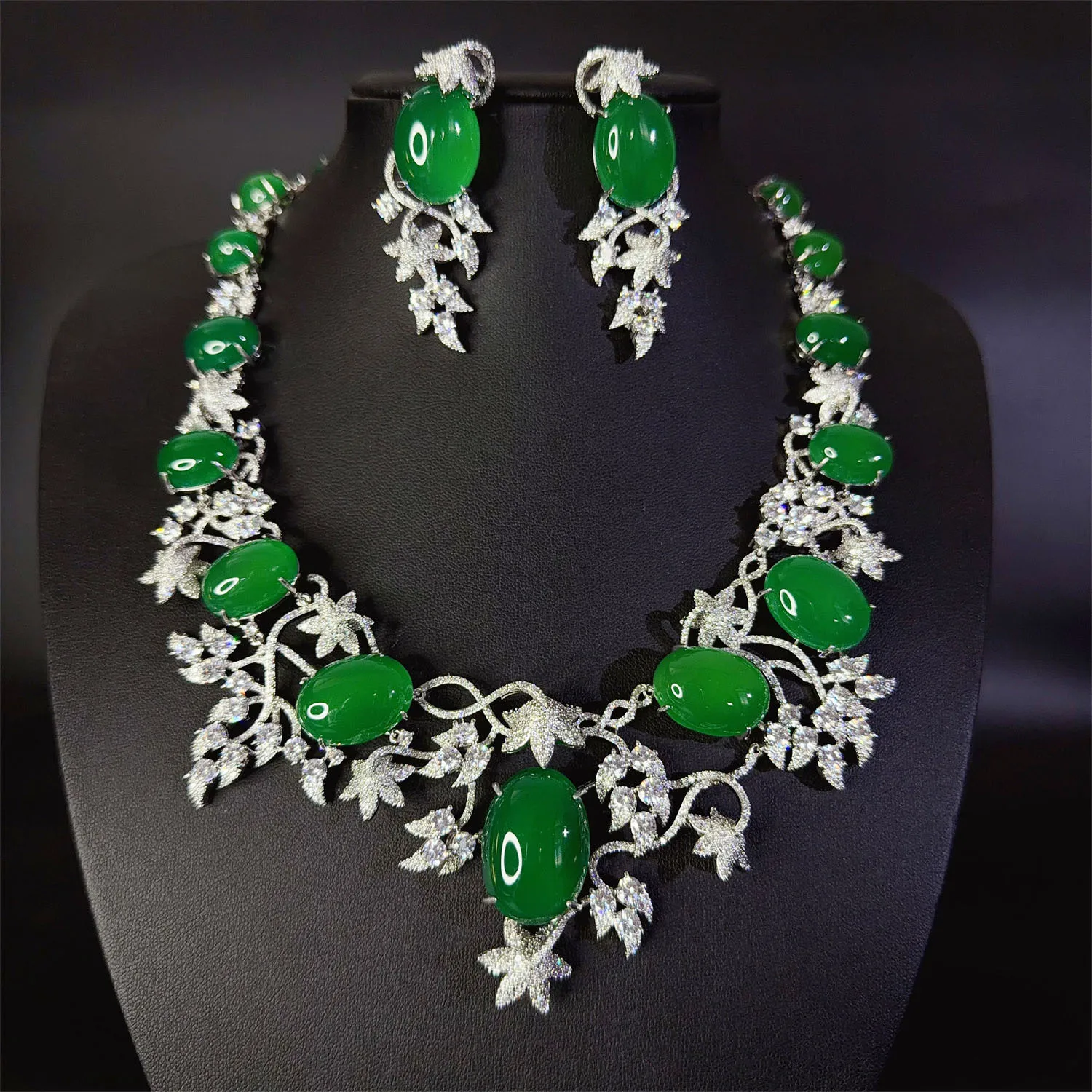 

Retro stereo Art Style Green Agate Necklace Earrings Women's Light Luxury Decorative Jewelry Wedding Bridal Party Gift M-935