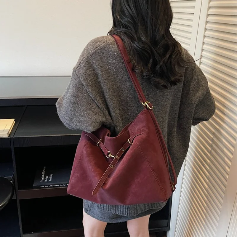 กระเป๋าสะพายไหล่ผู้หญิงคุณภาพเยี่ยม ผลิตจากหนังลายเซอร์วาล โดดเด่นด้วยดีไซน์บาหลี เรียบหรู น้ำหนักเบา นุ่มสบาย ใช้ได้ทุกวัน ดูทันสมัย ​