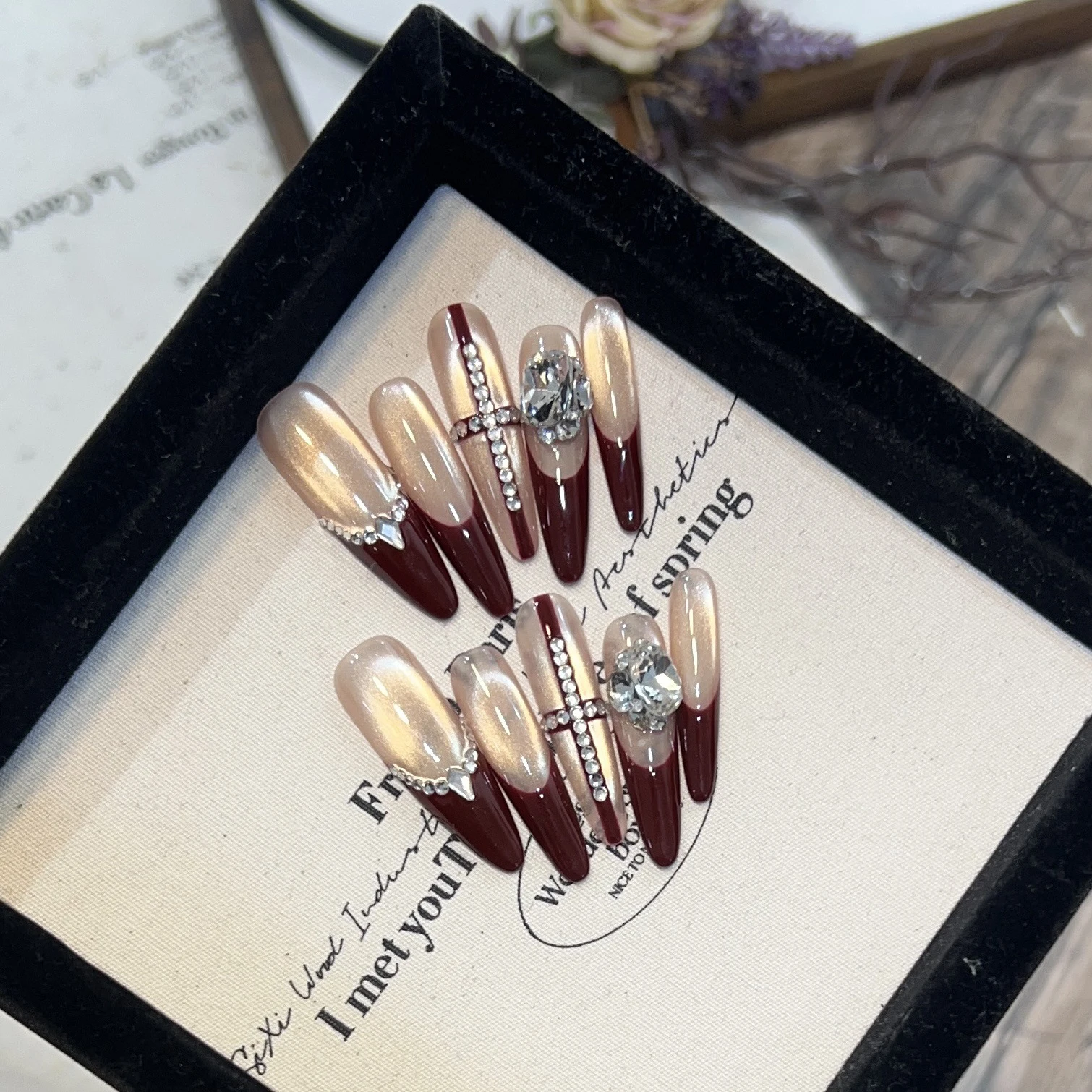 

10 шт./компл., накладные ногти ручной работы, красные, коричневые, длинные заостренные накладные ногти, осень-зима, носимые съемные накладные ногти со стразами