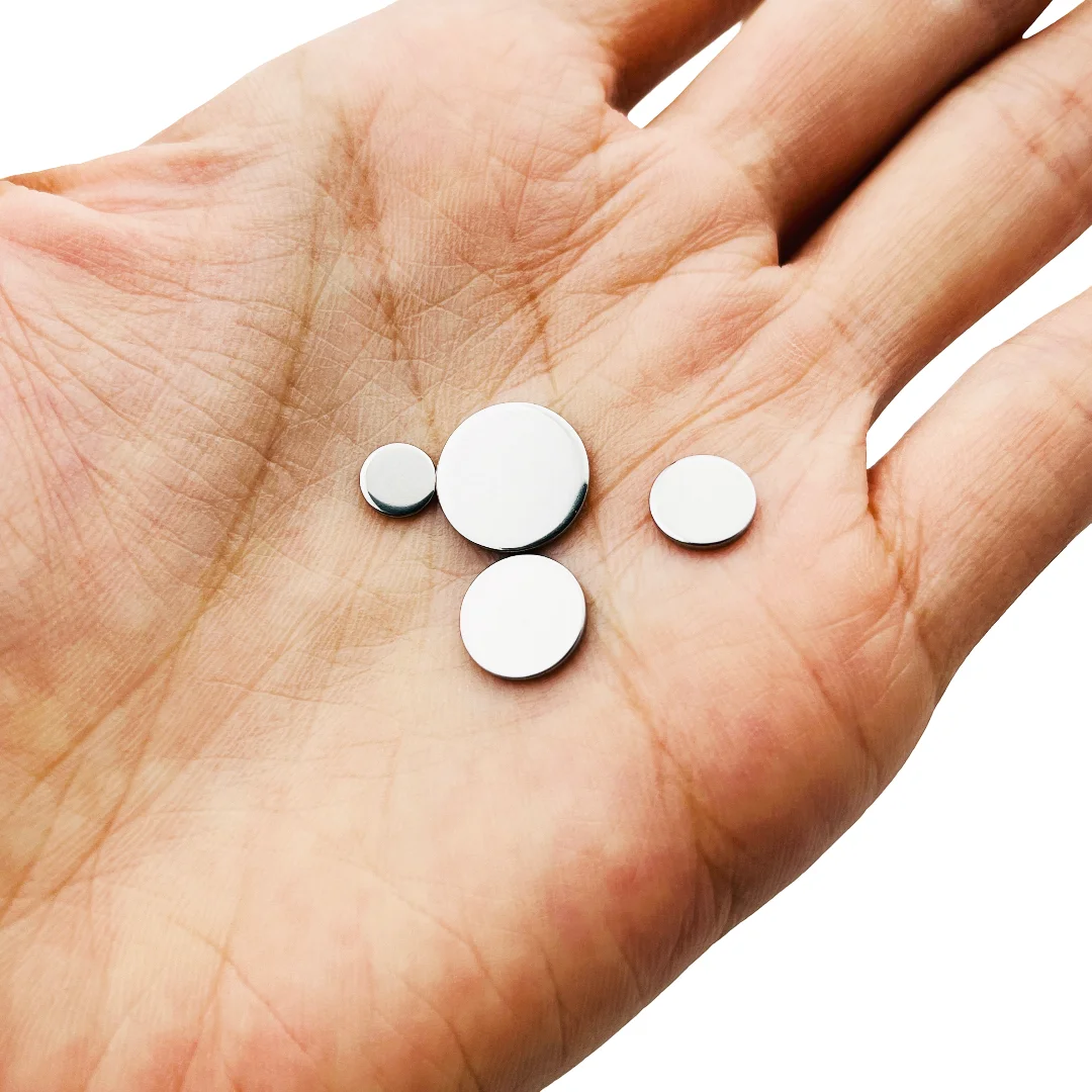 20/50 قطعة علامات شعار محفورة بالليزر الفولاذ المقاوم للصدأ 6/8/10/12 مللي متر لا ثقب حلية مستديرة المعلقات المخصصة اسم العلامة لصنع المجوهرات