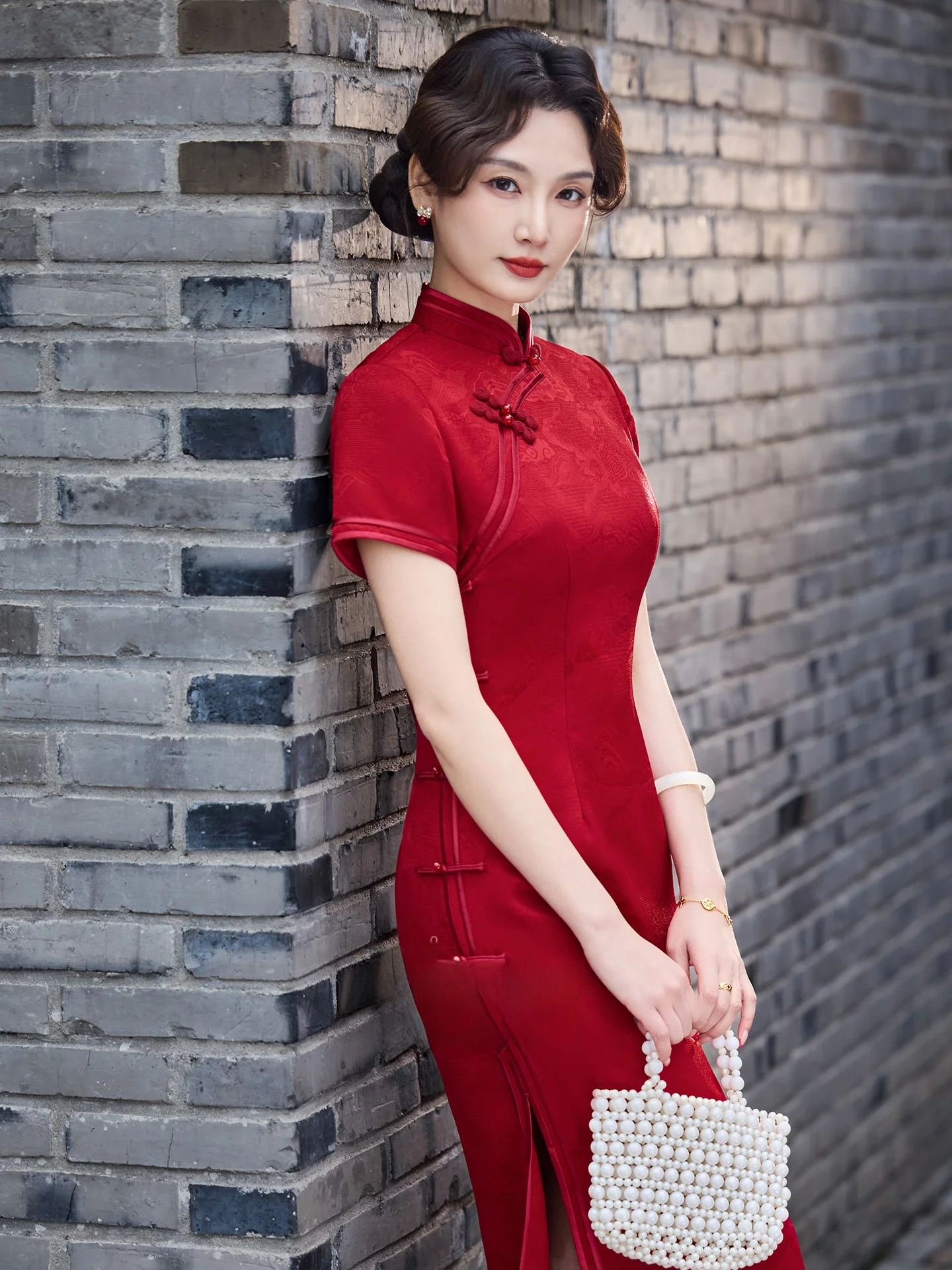 

Красное ципао в китайском стиле, новинка 2026 года, дышащее, с коротким рукавом, для повседневной носки, для женщин старше 35 лет, модное и элегантное