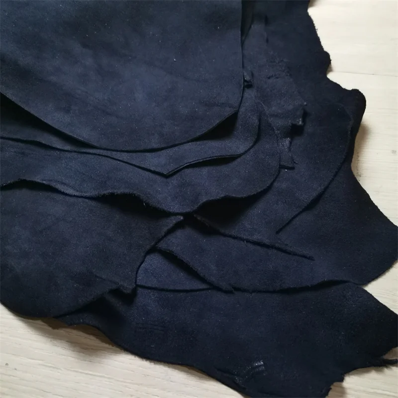 1 mm braunes schwarzes Schaf-Wildleder. Oberleder. Echtlederstoff. Handgefertigtes DIY für Kleidung im Inneren. Paketkante. Ganzes Schaffell – Detail 13
