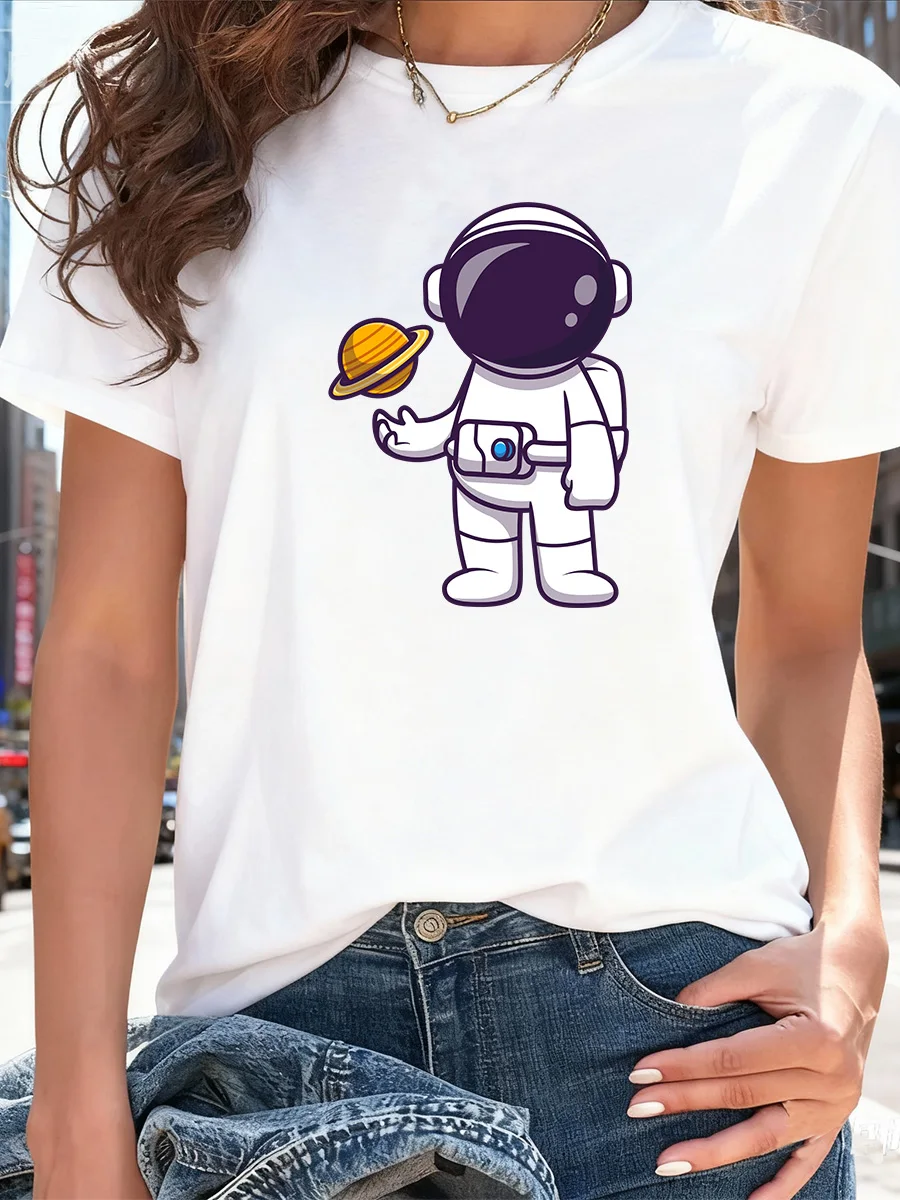 تي شيرت أبيض قصير الأكمام مع رائد فضاء كرتوني لطيف يحمل رسومات زحل، تي شيرت كاجوال بطابع مساحة للارتداء اليومي #1