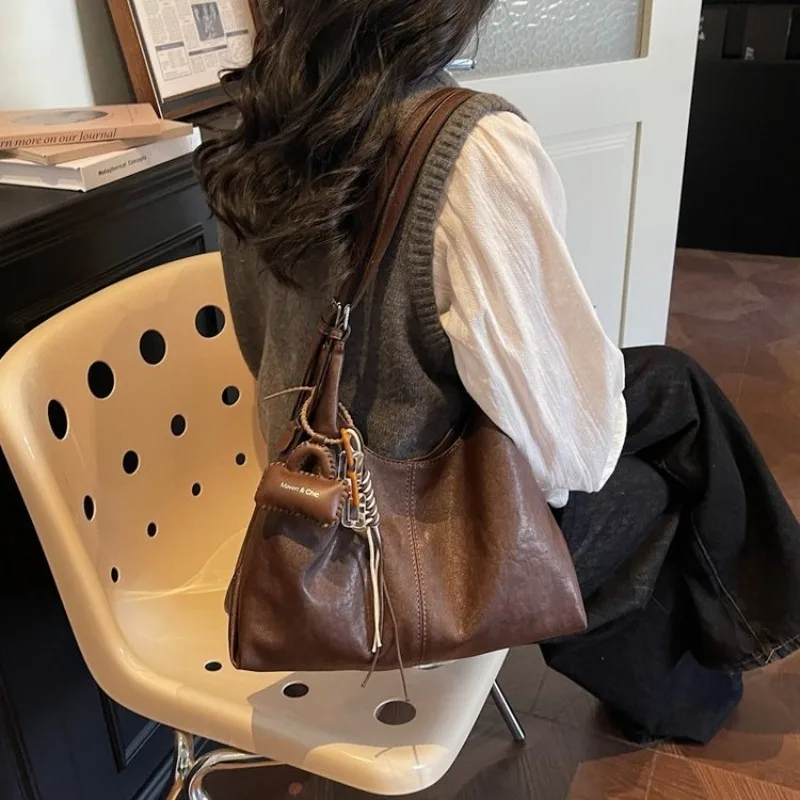 

Сумка женская на плечо 2026 года, весенняя, современная, с застежкой-молнией, из замши цвета кофе, для путешествий, шопинга и повседневных вещей