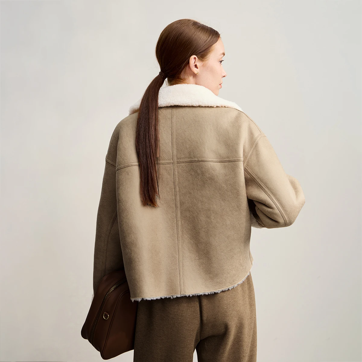 AMII معطف المرأة 2025 شتاء جديد دافئ جميع الصوف فضفاض معاطف الفرو امرأة طويلة الأكمام سستة الصلبة تنوعا سترة أعلى 12554001