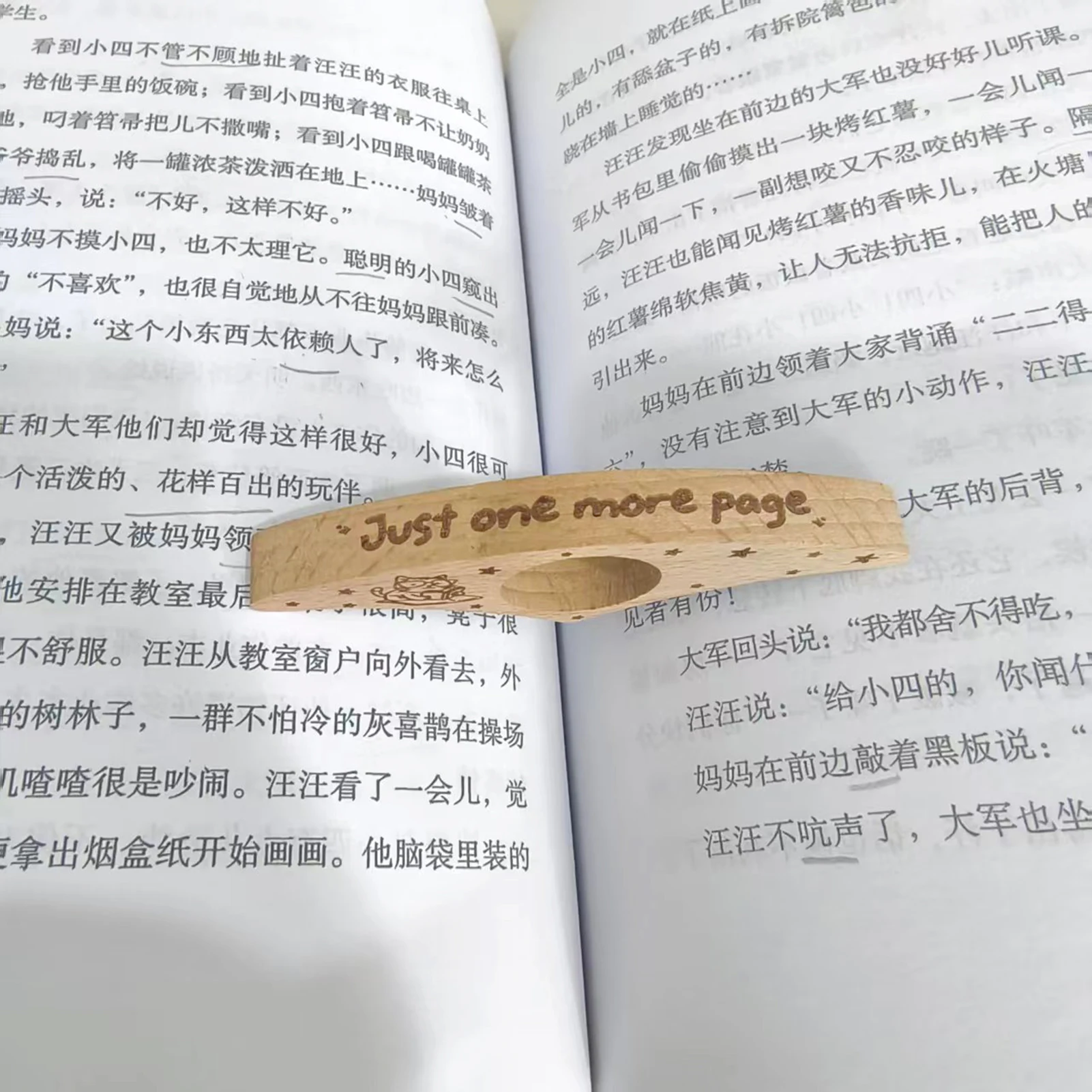 Wooden Thumb Bookmark One-Hand Flip Page Holder Portable Reading Clamp Natural Wood Book Page Marker for Readers Students