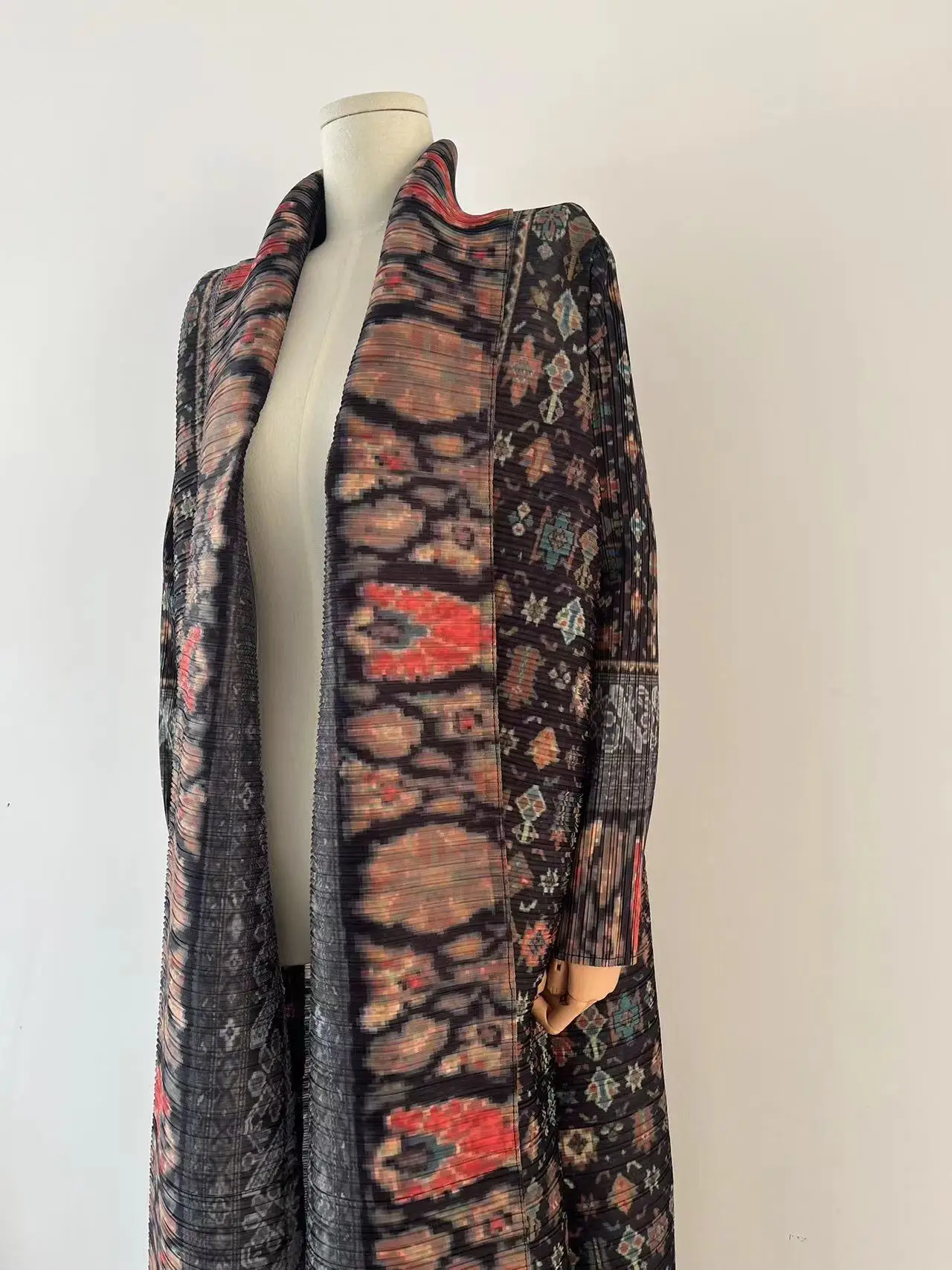 Miyake Pleated 2024 New Folded Collar Long Sleeved Retro Printed Dress Belt for Women Dubai Designer Original Fashion Loose Coat