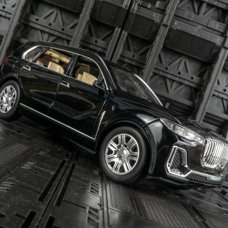 Le porte dell'auto modello di veicolo fuoristrada in lega 1/24 X7 e il bagagliaio del cofano possono aprire adatto per la raccolta e possono essere regalate