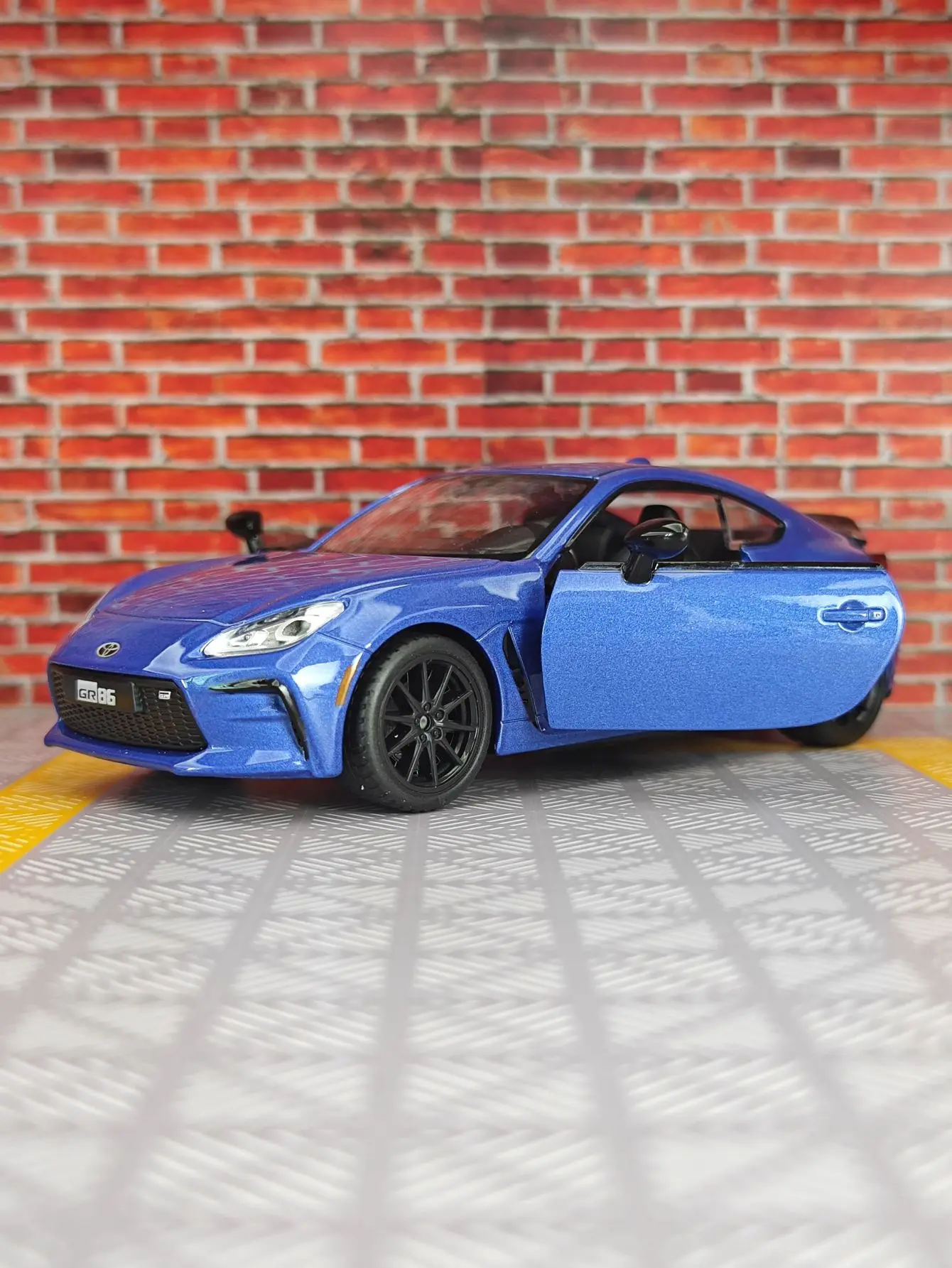 

1:28 Toyota GR86 гоночная модель из сплава, украшения Warrior 2, акустооптическая игрушка для мальчика с открытой дверью, подарок на день рождения