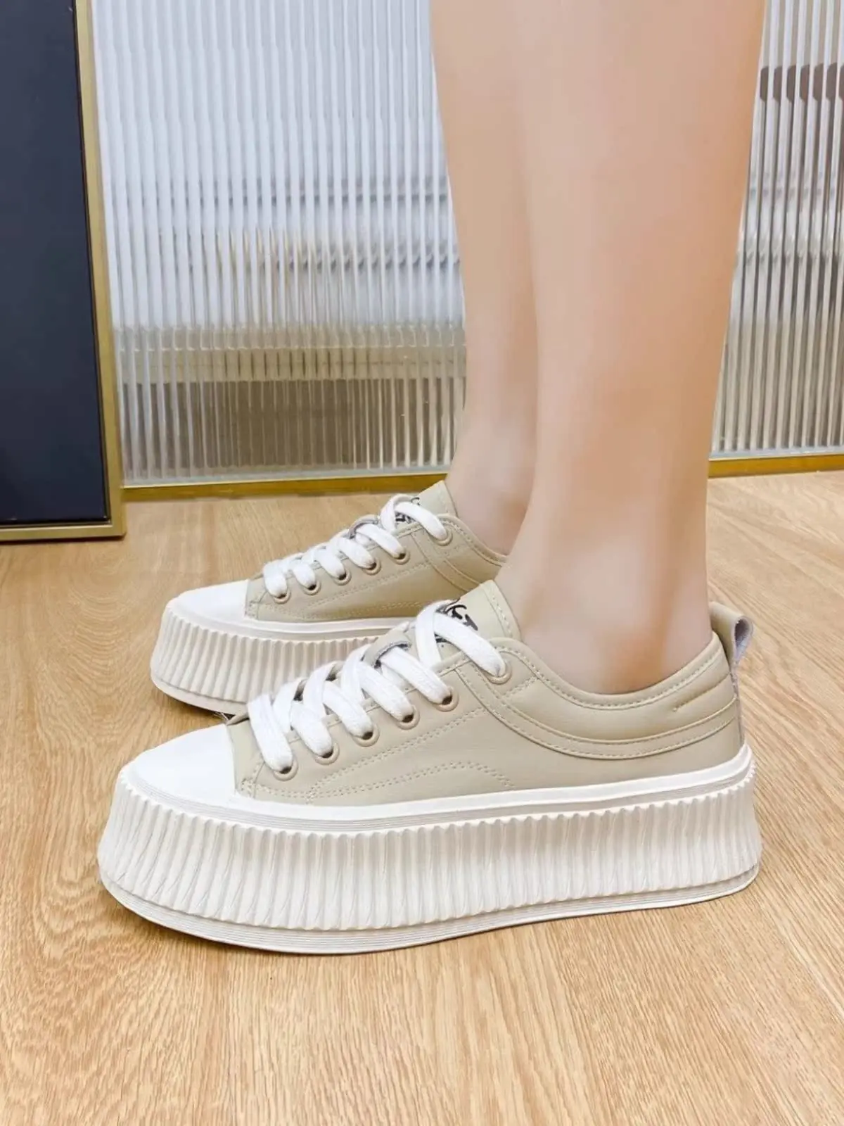 أحذية رياضية فاخرة من الجلد للنساء بنعل سميك ومرتفع، أحذية كاجوال بحزام متقاطع ومقدمة مستديرة ونعل مطاطي #3