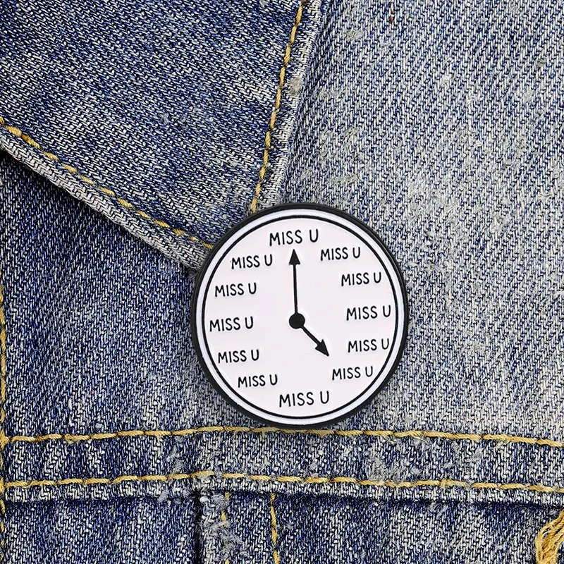 Ich vermisse dich in jedem Moment Emaille-Abzeichen Miss U Zifferblatt-Design Legierungs-Pin-Brosche Schmuckgeschenke für Fernbeziehungen – Detail 2