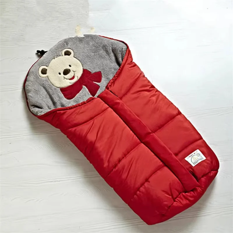 厚みのあるベビーカー用ユニバーサル寝袋、無地新生児用暖かい寝袋、漫画のクマ柄プリント寝袋