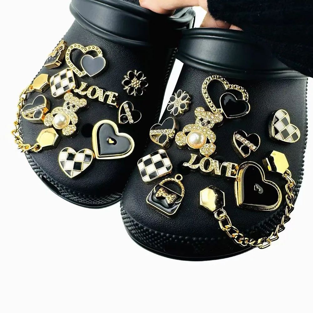 22-teiliges Luxus-Schuhcharms-Set, Zubehör für Clogs, Schuhschnallen, herzförmige Diamanten, Bären, Buchstaben, Goldkette, DIY-Schuhdekoration – Detail 11