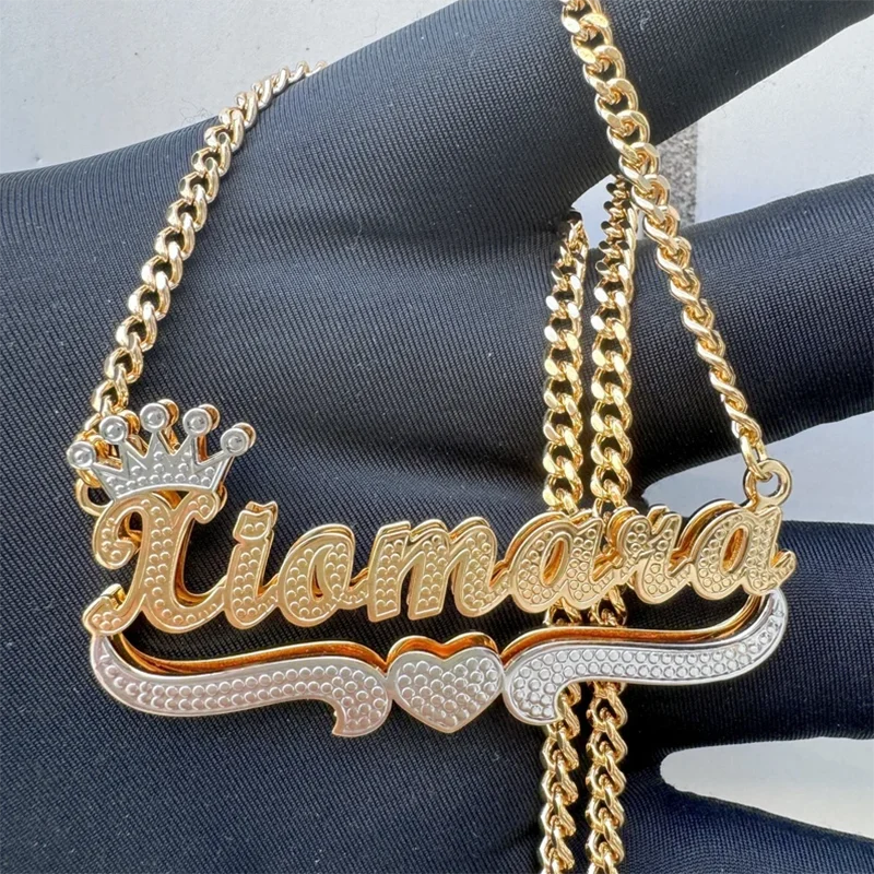 DHQH カスタマイズされた名前 3D ステンレス鋼のネックレスパーソナライズされた文字ネームプレートネックレスパーソナライズされた彼女への記念ギフト