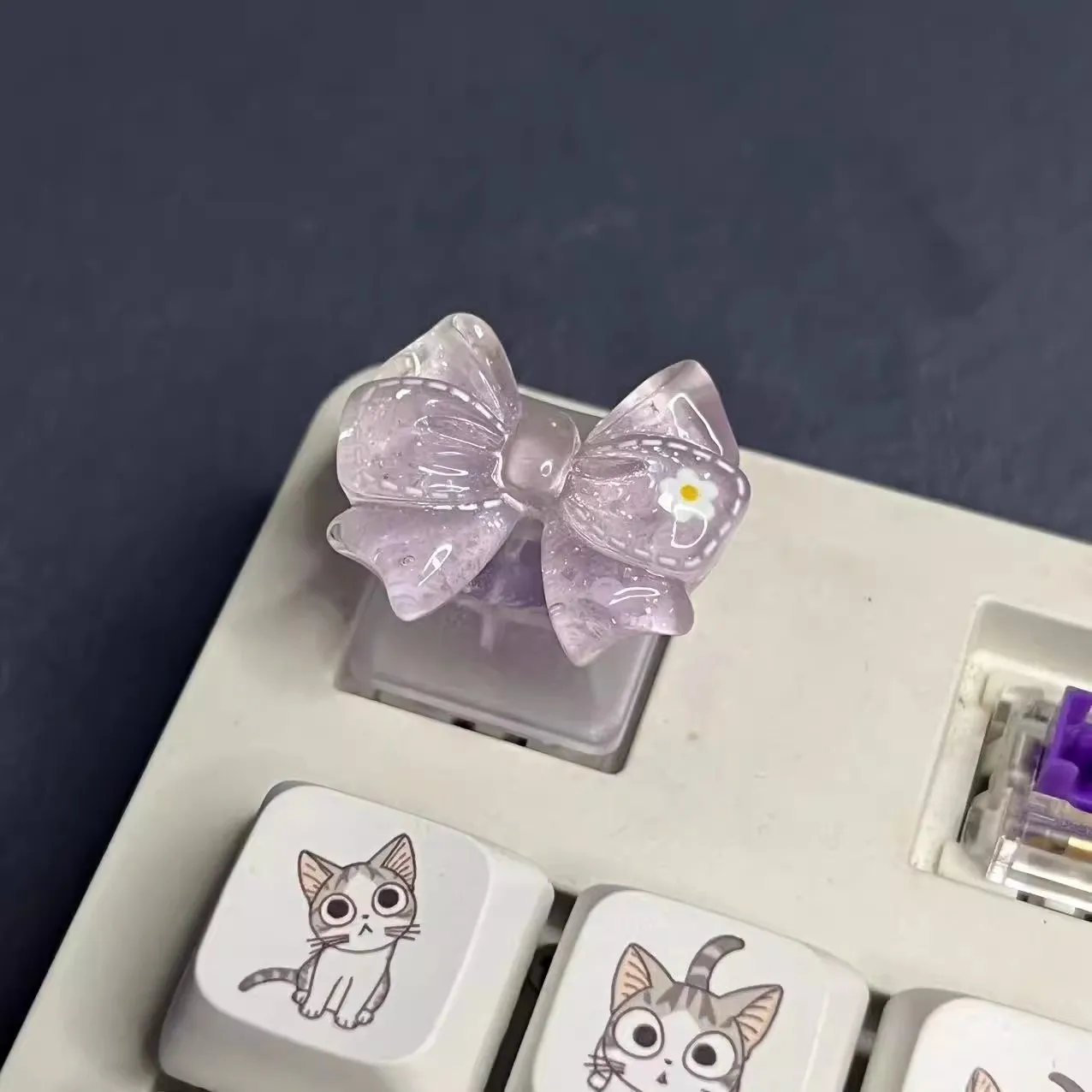 Clavier mécanique créatif personnalisé avec nœud translucide, touches roses et bleues, accessoires ajoutés