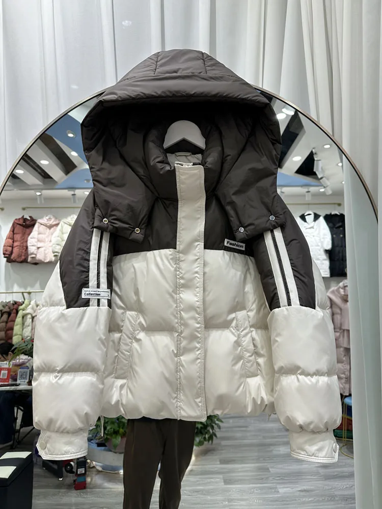 2025, neue farbblockierte Daunenjacke für Damen, kurze Kapuze, koreanische Version, weiße Entendaunen-Brotjacke, warmer Jacken-Trend